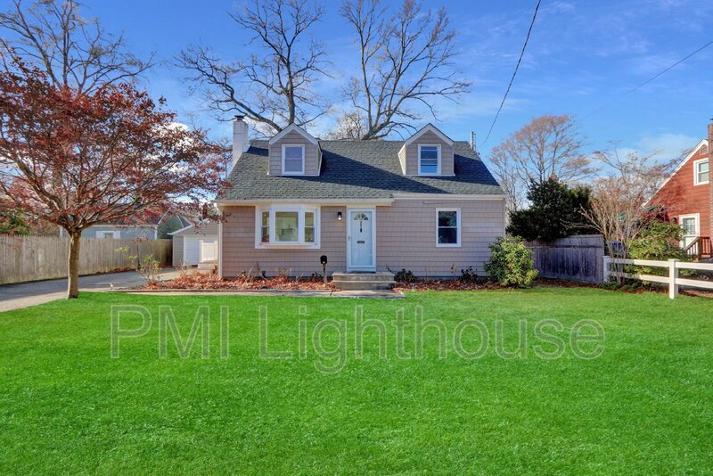 Huntington Station House: 25 Thorney Avenue