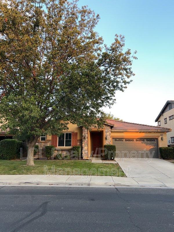 Menifee House: 30364 Skipstone Way
