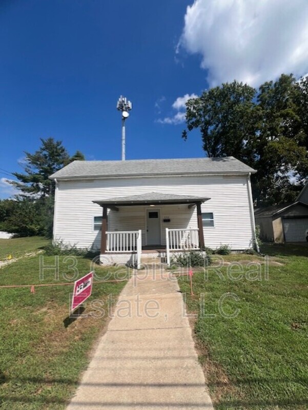 Collinsville House: 232 N Hesperia St