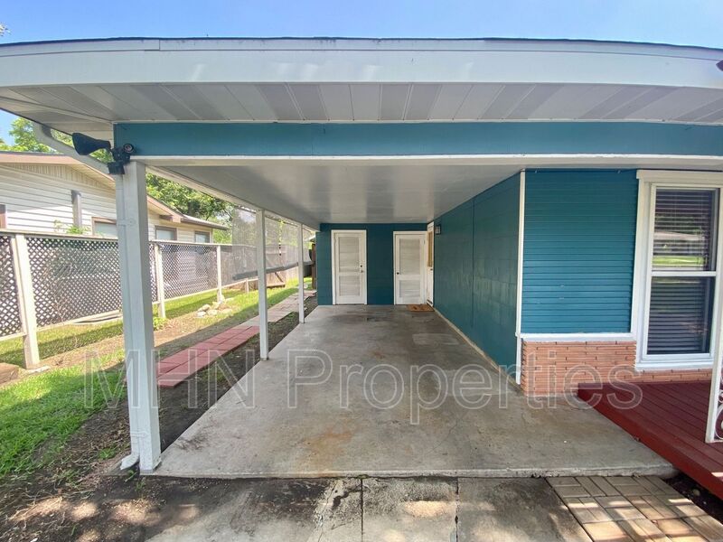 3bedroom/1bath Charming home perfectly located off Blanco Rd. and Basse. - Slider navigation 12