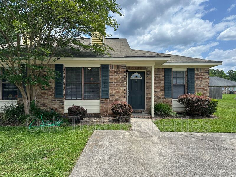 Ladson House: 401 Converse Ct