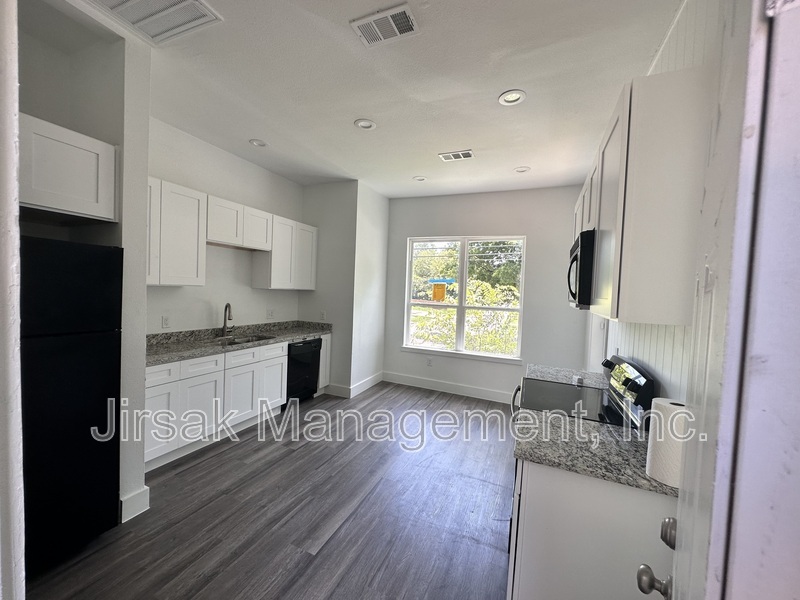 Paris Condo: 102 7th Street SW