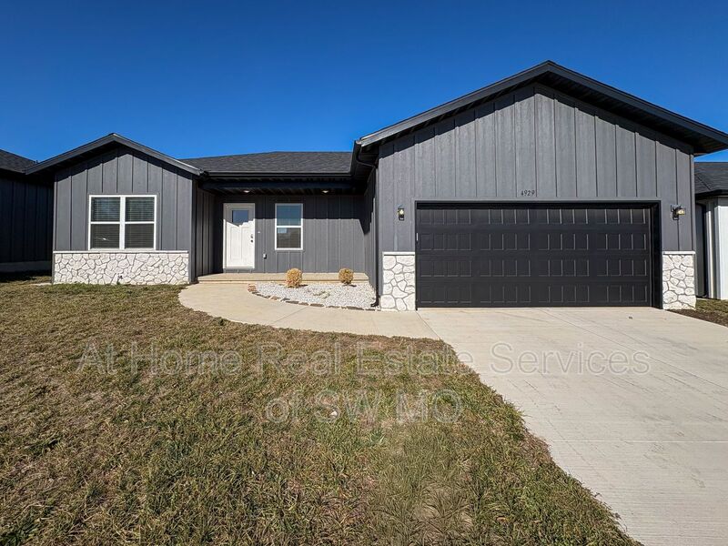 Springfield House: 4929 W Minota St