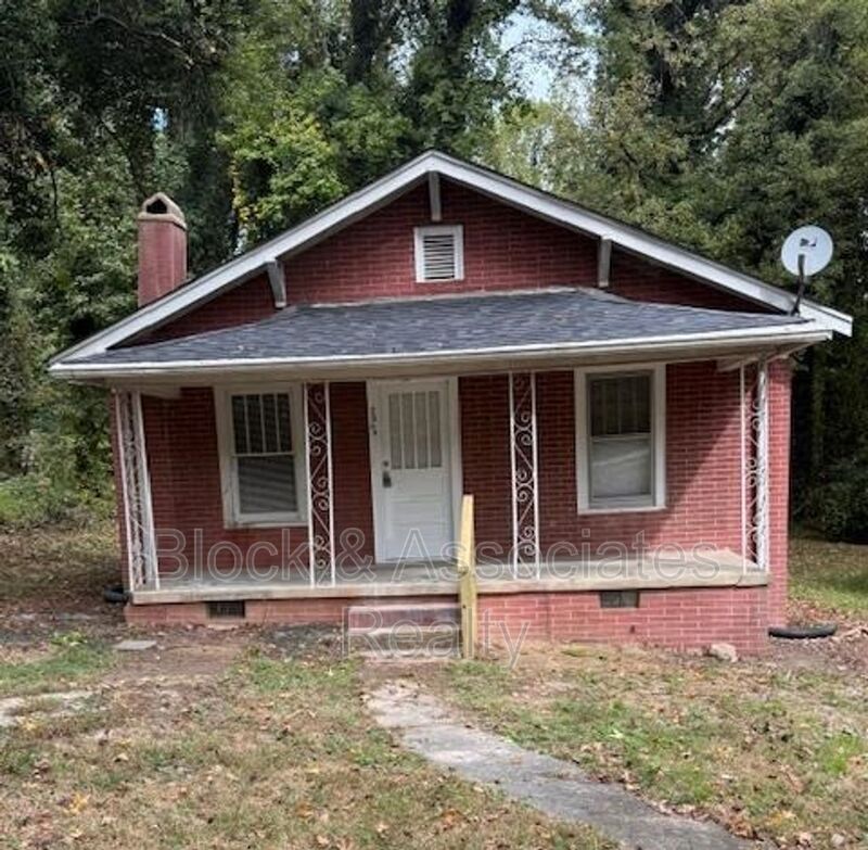 Greensboro House: 3844 Green Point Dr