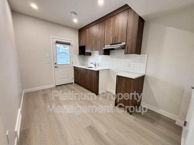 Airdrie House: 380 Lawthorn Way Southeast