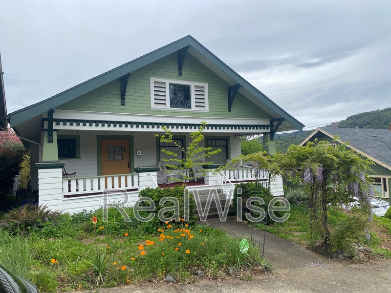 Roseburg House: 837 SE Blakeley Ave