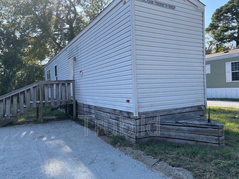 Tarboro House: 166 Lakeside lane