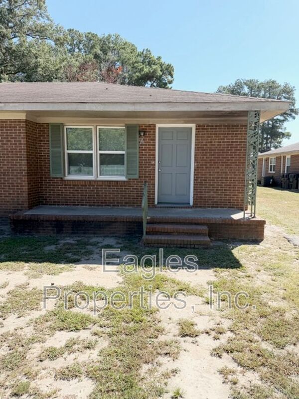 Goldsboro House: 400 N Taylor St