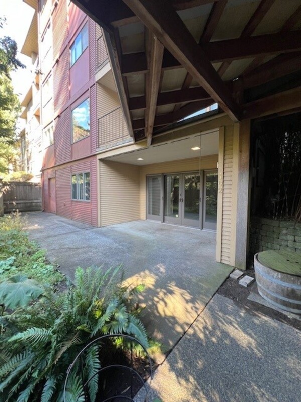 Lynden Condo: 102 La Villa Drive