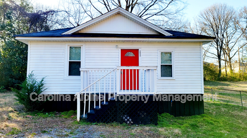 Gastonia House: 2037 S Pine Dr