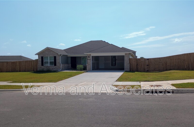 Bentonville House: 6604 SW Devotion Ave