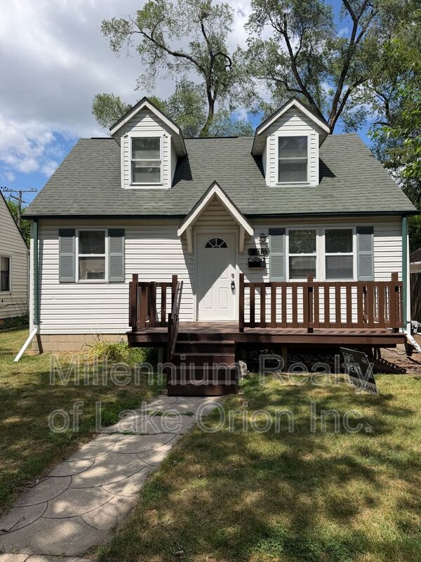 Hazel Park House: 735 E Milton Ave
