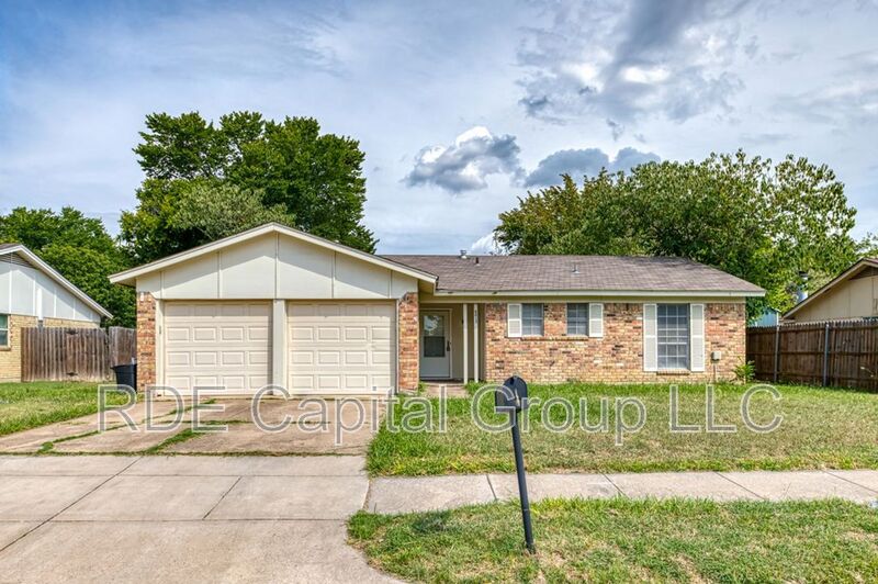 North Richland Hills House: 8013 Emerald Hills Way