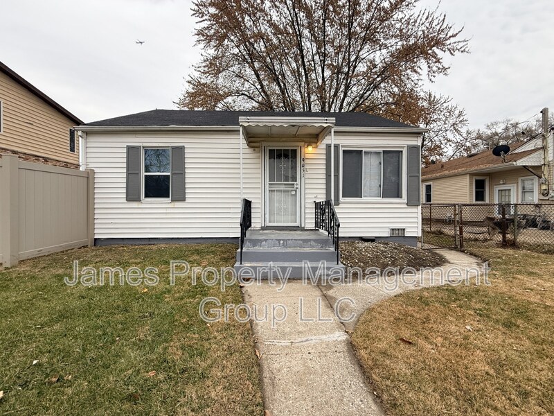 Oak Lawn House: 9051 Austin Ave