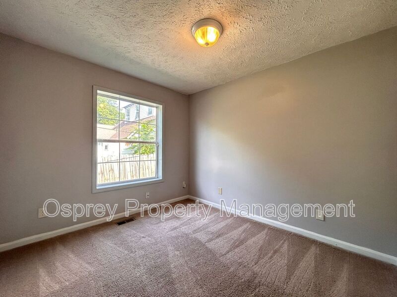 Spacious 4-Bedroom Home W/Sunroom & Large Backyard