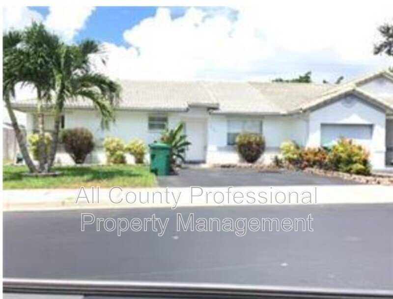 Hollywood House: 3701 NW 79th Way