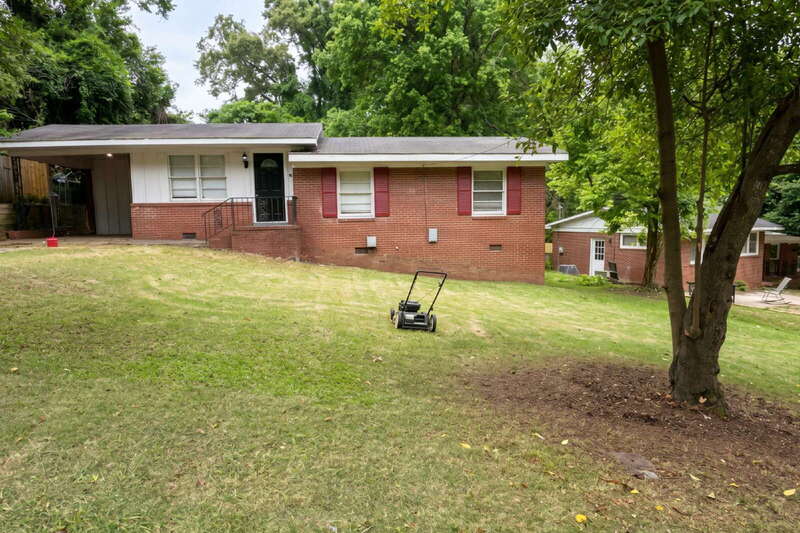 Columbus House: 212 Moss Drive