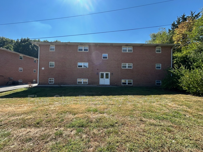 Springfield Condo: 2070 W Washington St