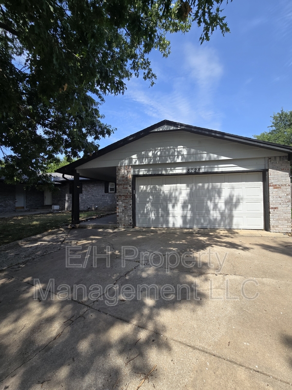 Wichita House: 8728 East Arthur Circle