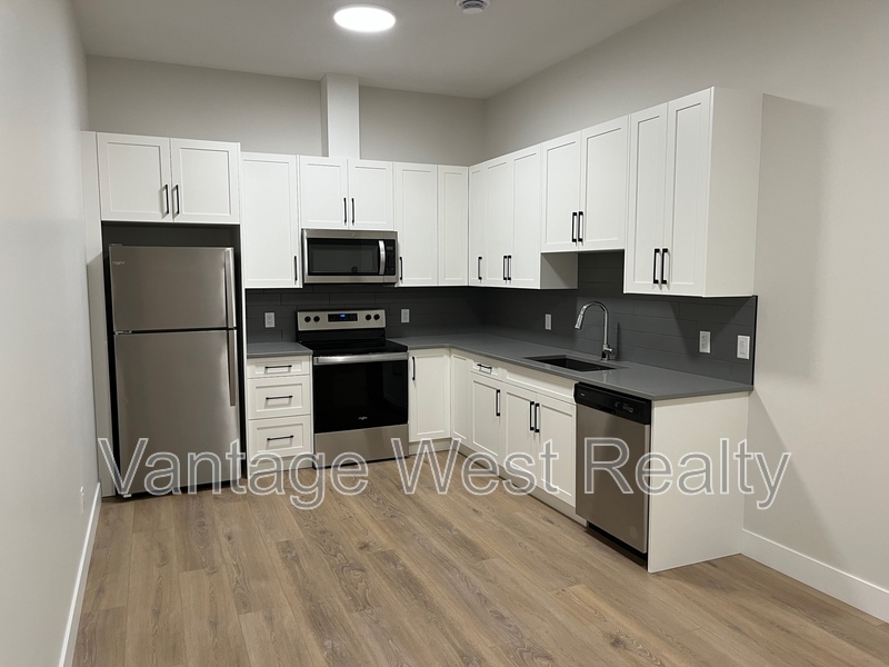 Kelowna House: 3555-B Boxwood Road