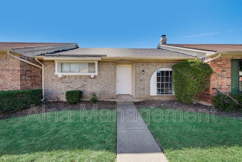 Grand Prairie House: 80 E Mountain Creek Dr