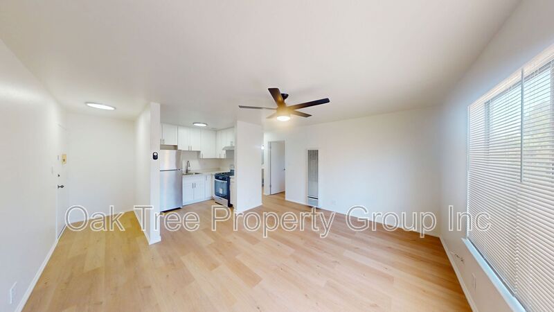 Oakland House: 1520 Castro St