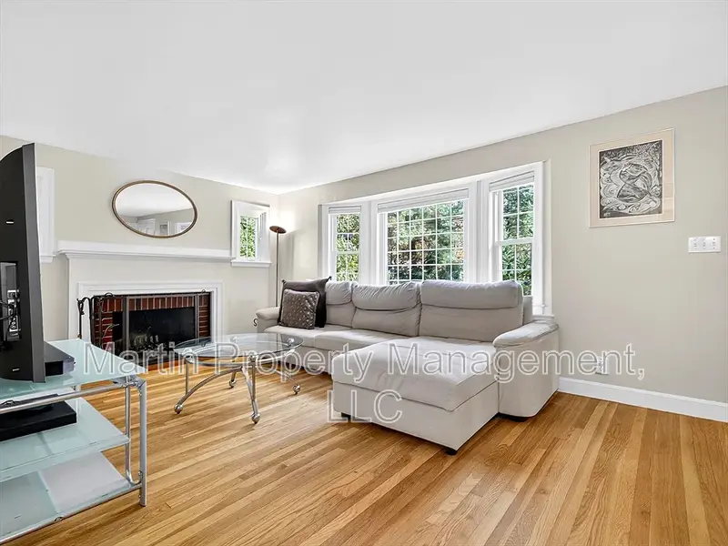 Bedford House: 37 Pine Street, Bedford,MA