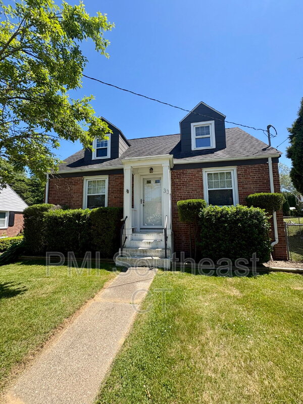 Groton House: 33 Country Club Road
