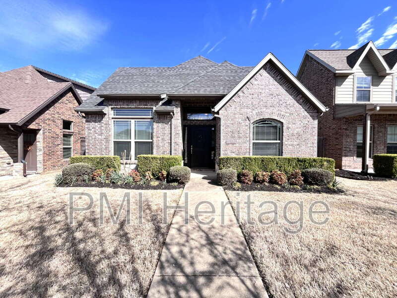 Bentonville House: 3214 Southwest Stonepoint Avenue