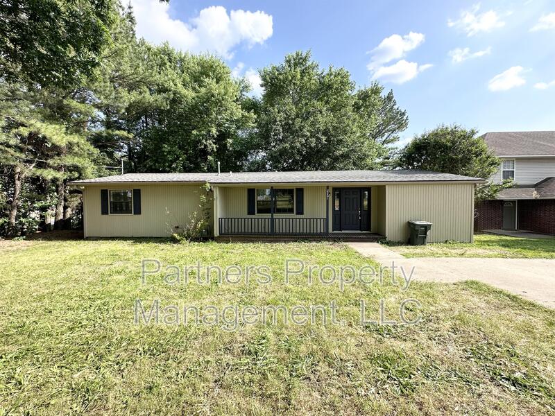 Fayetteville House: 2201 West Deane Street