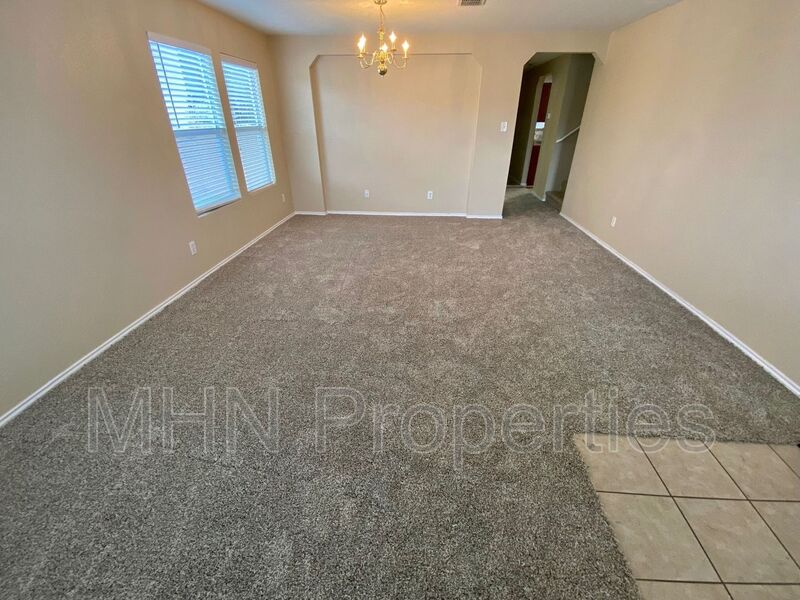 Perfectly located, 4 bed//2.5 bath, off IH-10 and just minutes from USAA, UTSA, and the Medical Center! - Photo 16