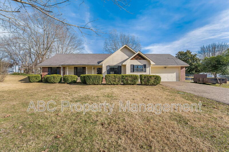 Fayetteville House: 3050 Sassafras Hill Road