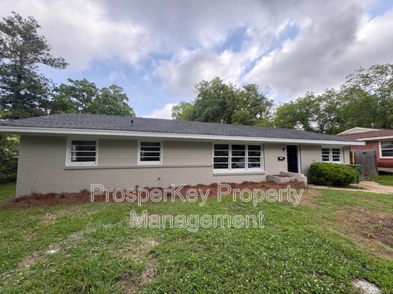 Montgomery House: 1437 Beaumont Dr