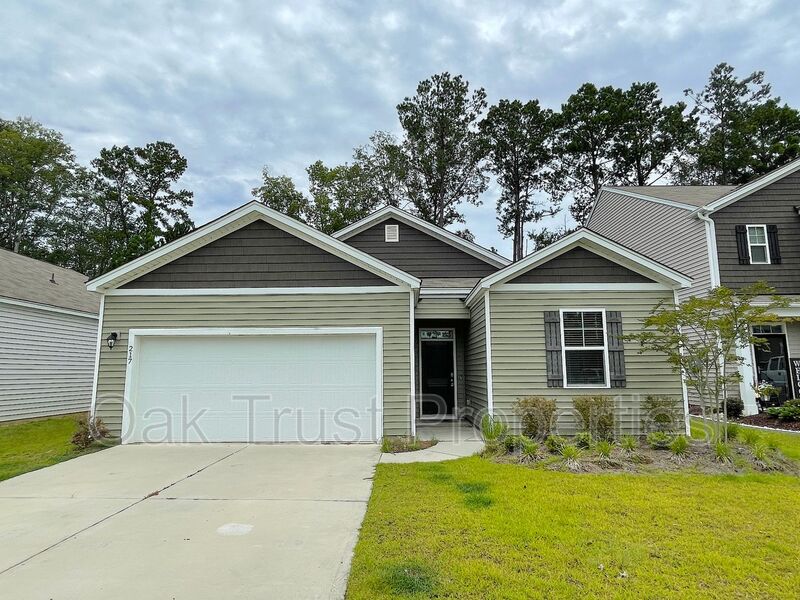 Summerville House: 217 Lapping Waters Dr
