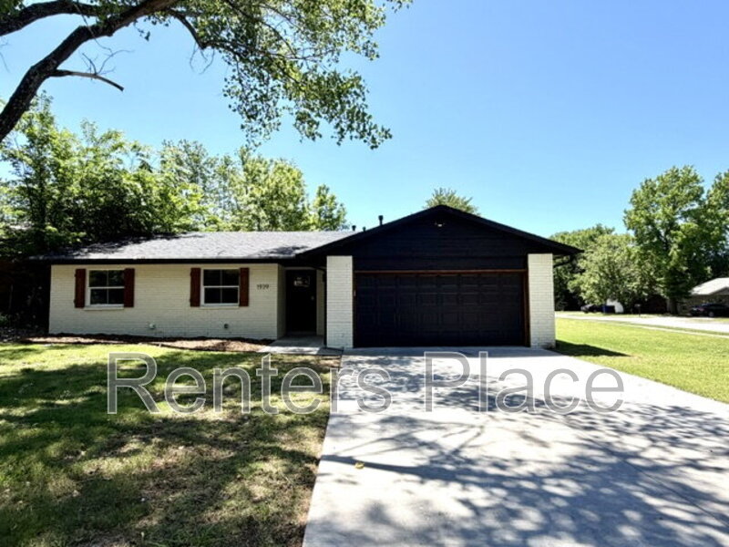 Broken Arrow House: 1939 West Pittsburg Place