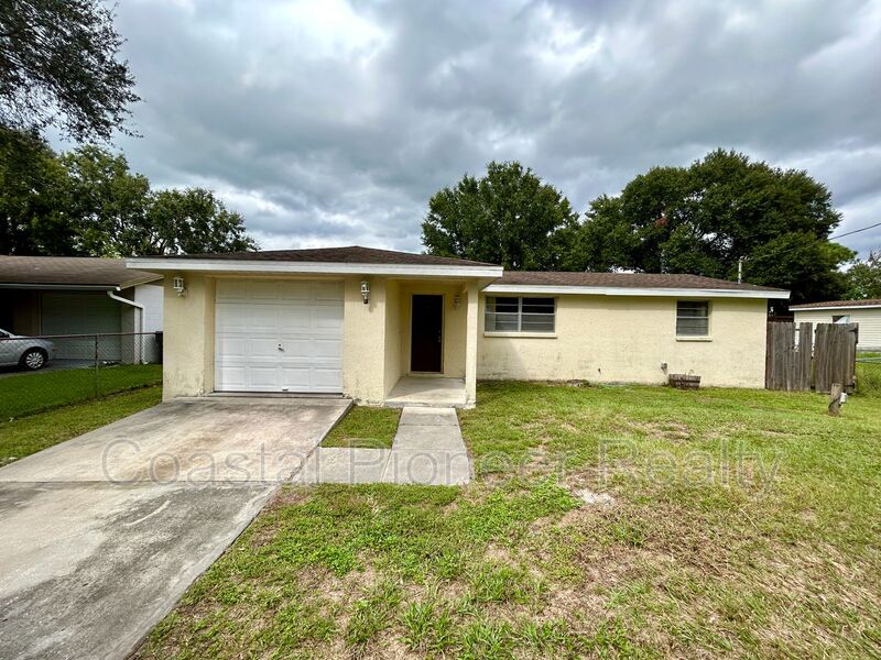 Tampa House: 8819 W Robson St