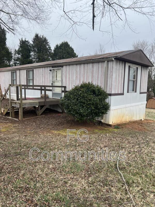 Statesville House: 105 Oak Knoll Dr