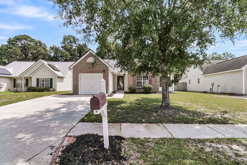 Summerville House: 124 Dovetail Circle