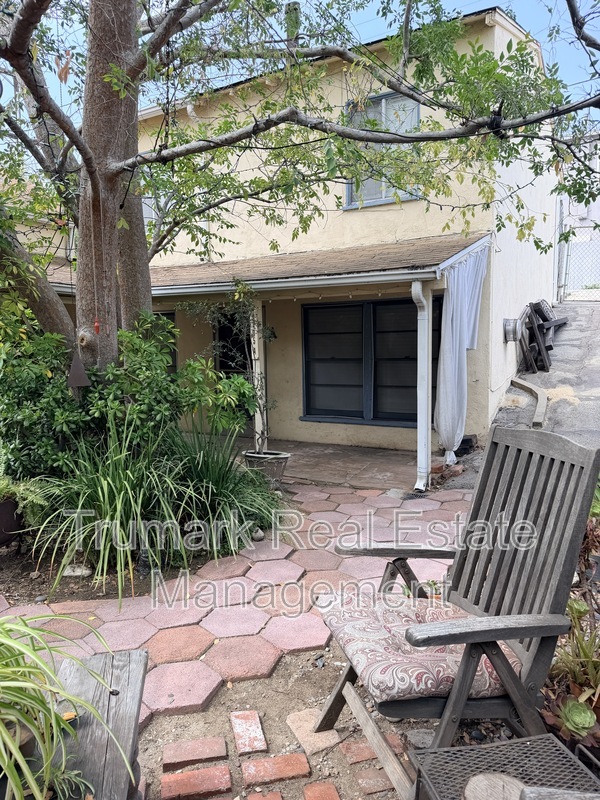montrose Condo: 2405 Honolulu Ave