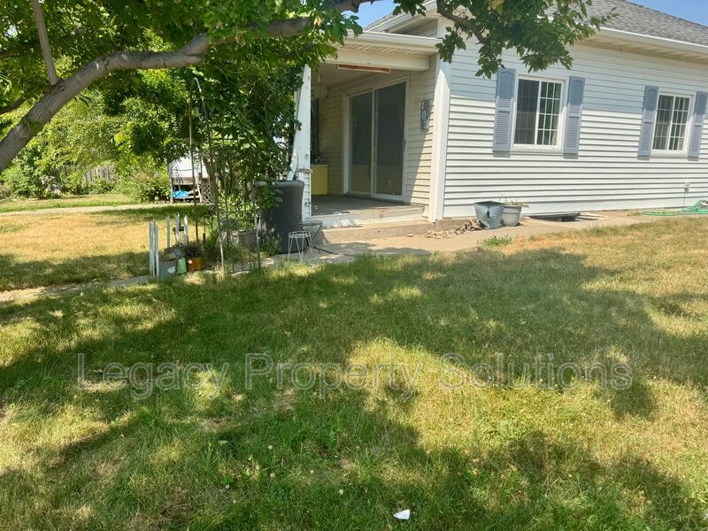 Bismarck House: 702 W Ave A