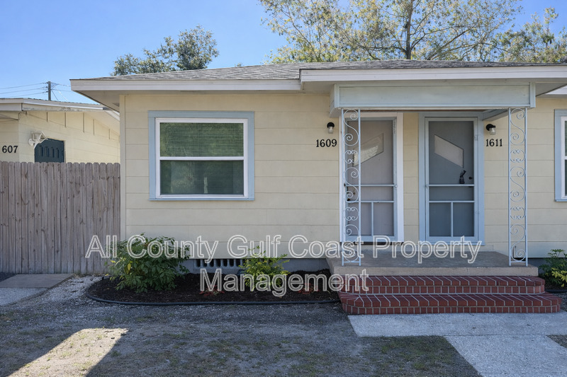Bradenton House: 1609 9th Ave W