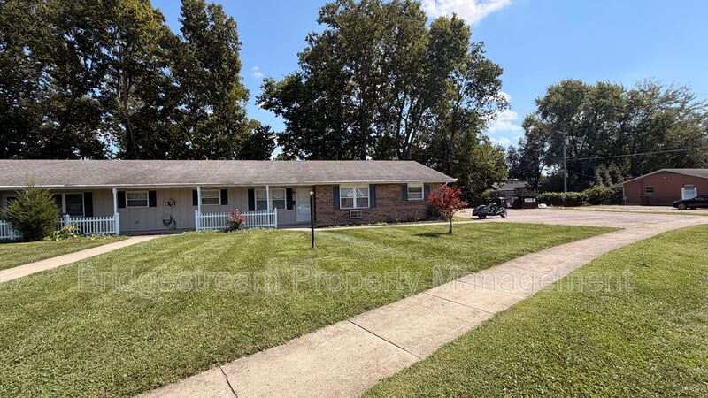 Germaintown House: 40 Candlewood Ct