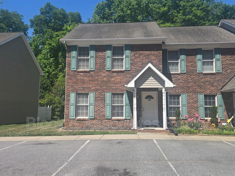 Archdale House: 108 Maple Grove