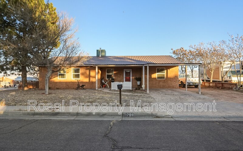 Albuquerque House: 1700 Gschwind Pl SW