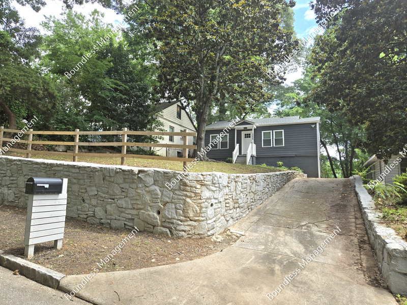Atlanta House: 1064 Westmoor Dr NW