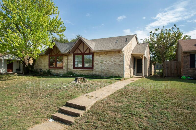 Dallas House: 7062 Pineberry Road