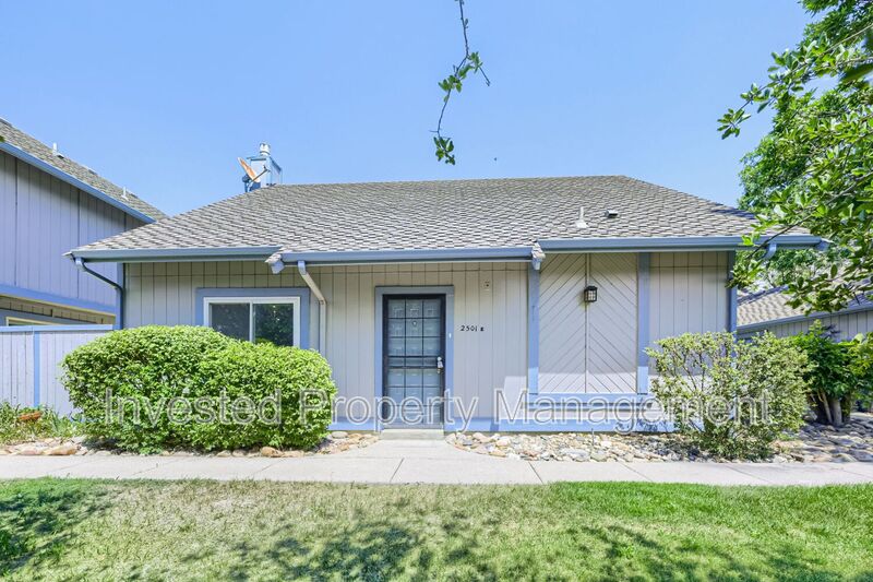 Aurora Townhome: 2501 S Victor Street