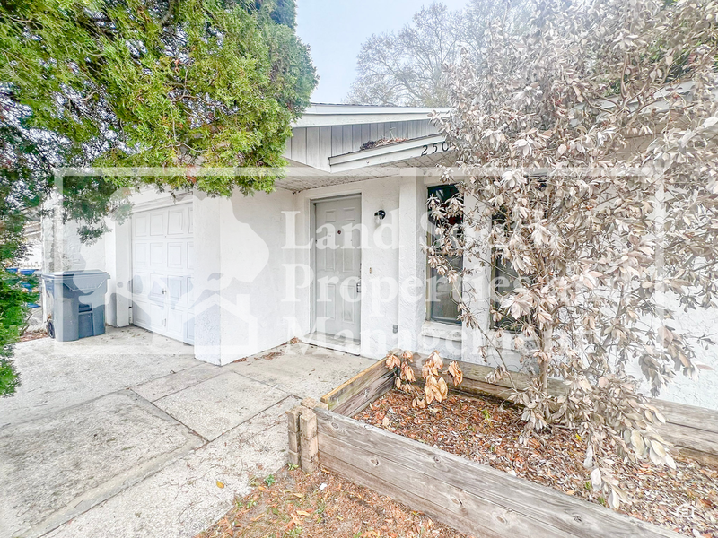 Lakeland House: 250 Village View Ln