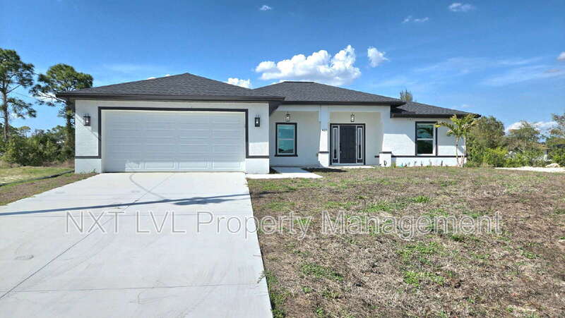 Cape Coral House: 423 NE 31st St