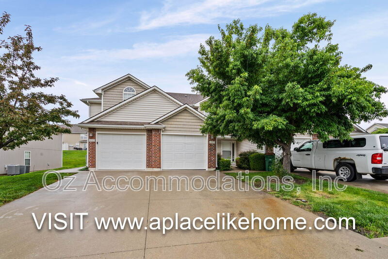 Blue Springs Townhome: 805 SW Imperial Ln